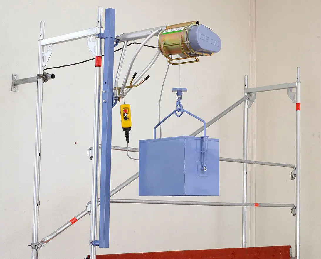 Hoist mounting, for scaffolding